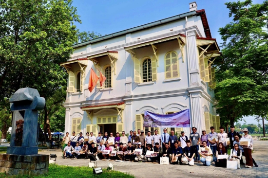 The artists participating in the sketching program posing for a commemorative photo. Photo: Hue Museum of Fine Arts